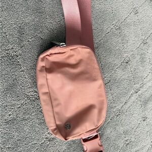 lululemon athletica dusty pink sling belt bag